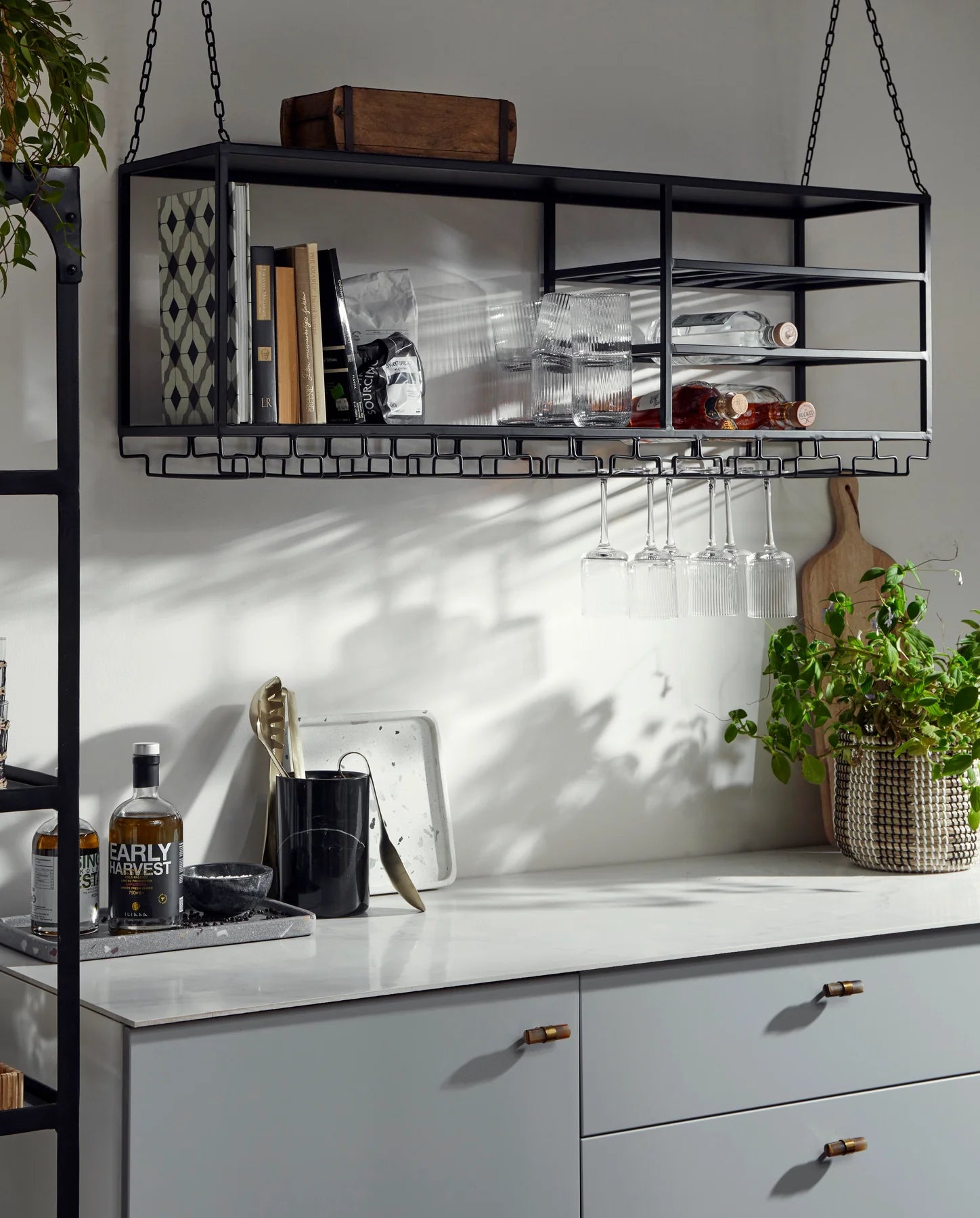 Loft hyllykkö musta