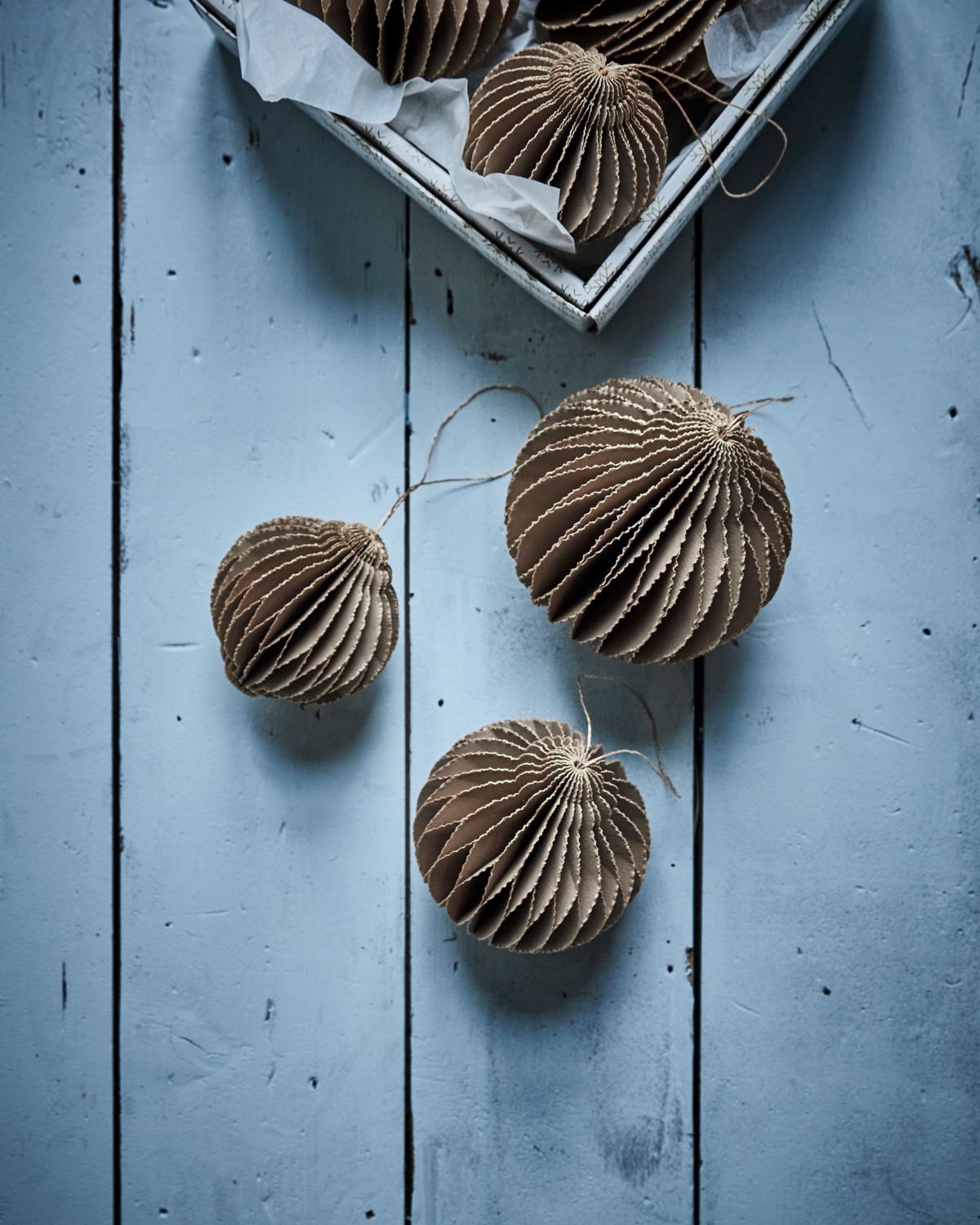 Alsta kuusenkoriste ruskea 4 kpl, 3 kokoa